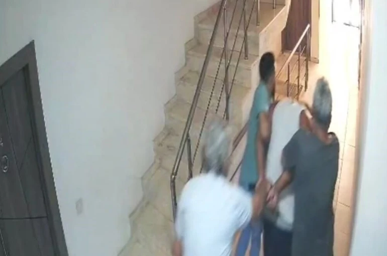 Kuşadası’nda 55 yıl hapis cezası bulunan dolandırıcı kıskıvrak yakalandı