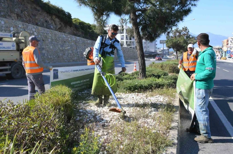 Kuşadası’nda bayram öncesi refüjler bakıma alındı