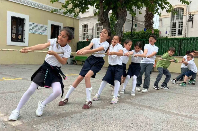 Kuşadası’nda çocuk atletizm şenliği renkli görüntülere sahne oldu