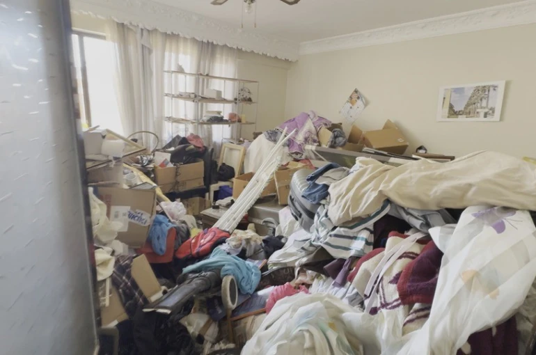 Kuşadası’nda çöp evden 2,3 ton atık çıkarıldı