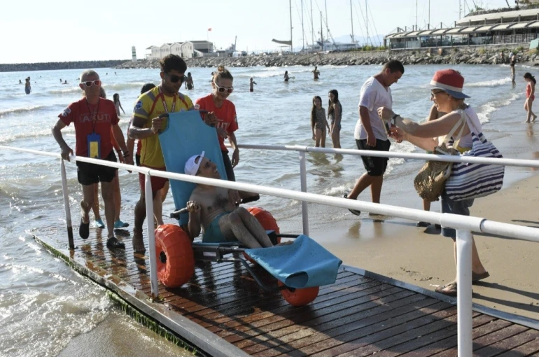 Kuşadası’nda engelsiz plaj uygulamasıyla deniz keyfi herkes için erişilebilir oldu