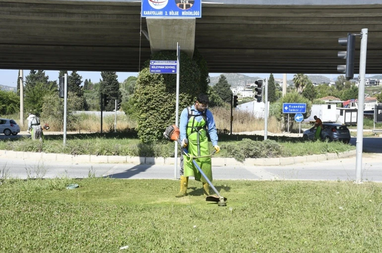 Kuşadası’nda yeşil alanlar bakıma alındı