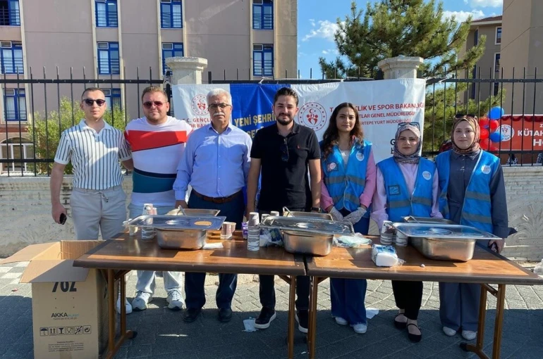 Kütahya AK Gençlik’ten yeni üniversite öğrencilerine çorba ikramı