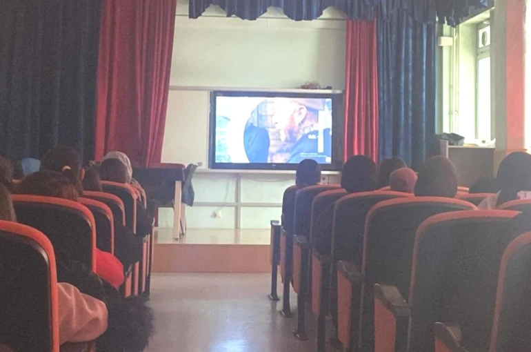 Kütahya Akşemsettin Kız Anadolu İmam Hatip Lisesinde belgesel gösterimi