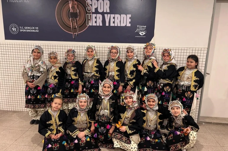 Kütahya Belediyespor Halk Oyunları ekiplerinden İzmir’de çifte başarı 