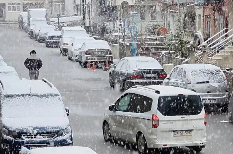 Kütahya beyaza büründü, kar yağışı ulaşımı olumsuz etkiledi