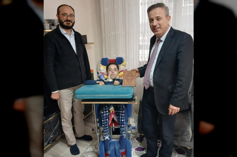Kütahya İl Müftülüğünden evinde eğitim gören hasta öğrenciye anlamlı ziyaret