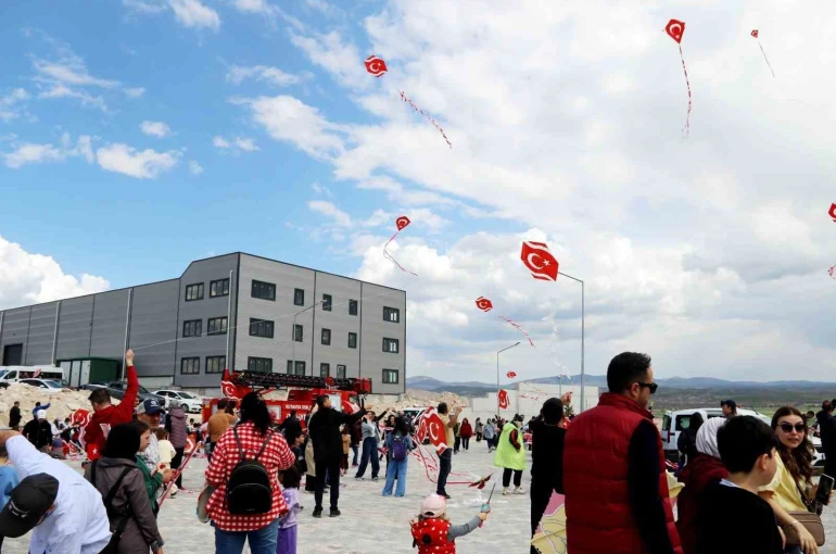 Kütahya OSB’de uçurtmalar gökyüzünü renklendirdi