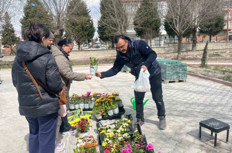 Kütahya Tavşanlı’da bayram öncesi mezarlıkta çiçek yoğunluğu