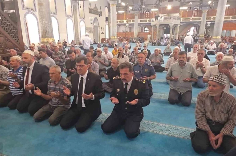Kütahya Ulu Camii’nde 15 Temmuz şehitleri için 2 bin 530 hatmin duası yapıldı 
