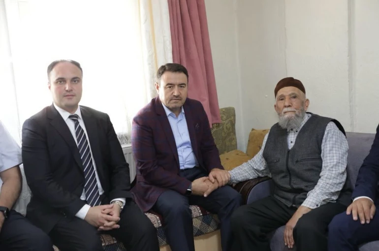 Kütahya Valisi, görev gazisi Mehmet Torun’u evinde ziyaret etti