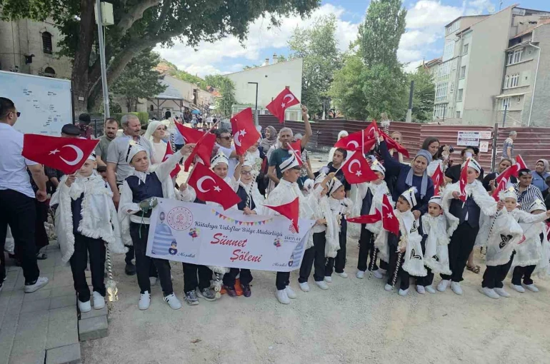 Kütahya’da 27 çocuk için vakıf geleneğiyle sünnet şöleni düzenlendi