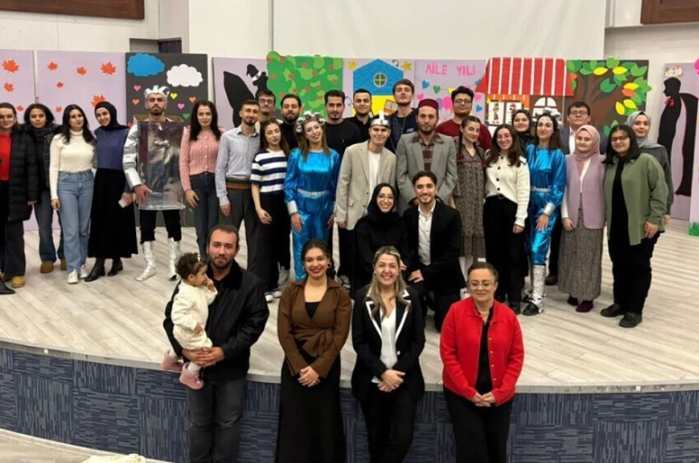 Kütahya’da "Aile Yılı" tiyatro etkinliği ilgi gördü 