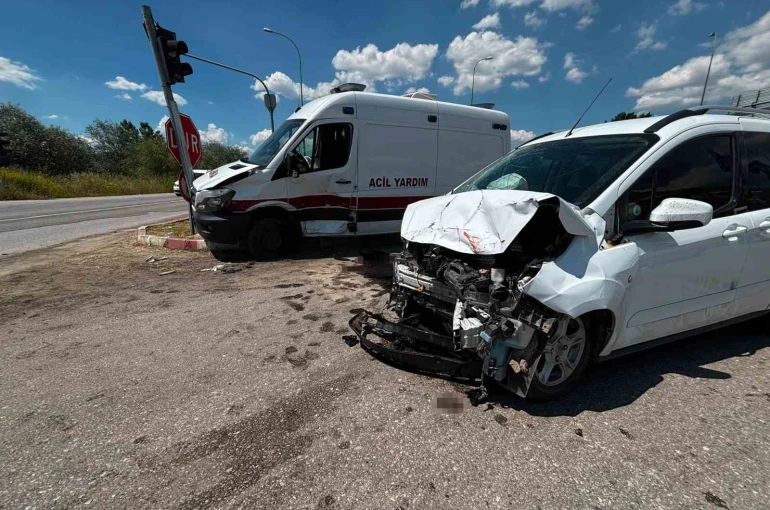 Kütahya’da ambulans hafif ticari araçla çarpıştı: 7 yaralı