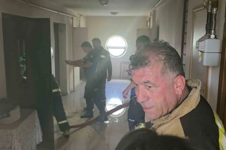 Kütahya’da apartmanda yangın paniği: 2 kişi dumandan etkilendi