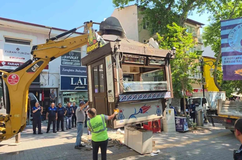 Kütahya’da büfe krizi: Esnaf kendini çatıya zincirledi, polis ve zabıta eşliğinde büfeler kaldırıldı