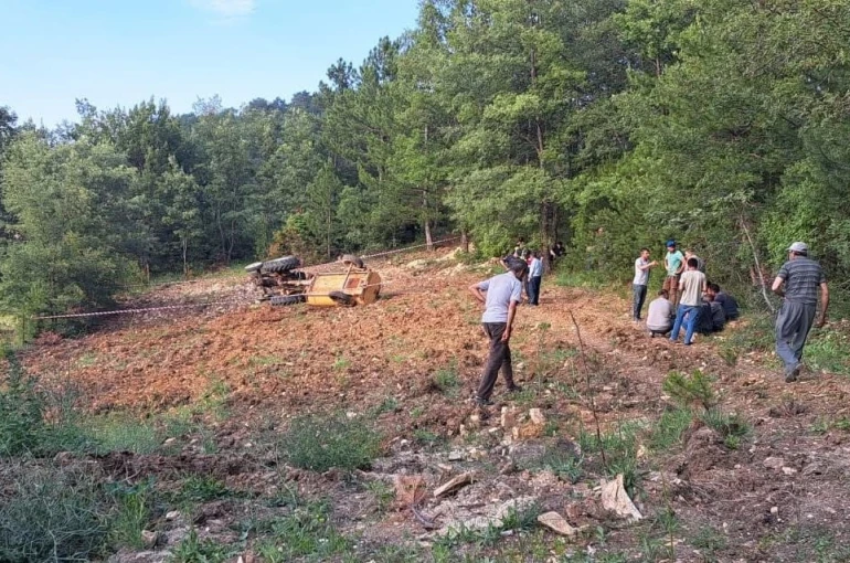 Kütahya’da devrilen traktörün altında kalan çiftçi hayatını kaybetti
