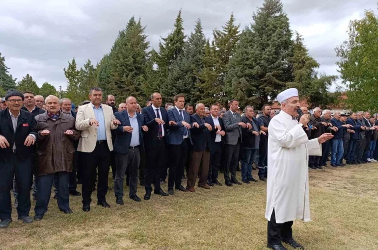 Kütahya’da duanın ardından yağan yağmur, katılımcılarda büyük sevinç oluşturdu