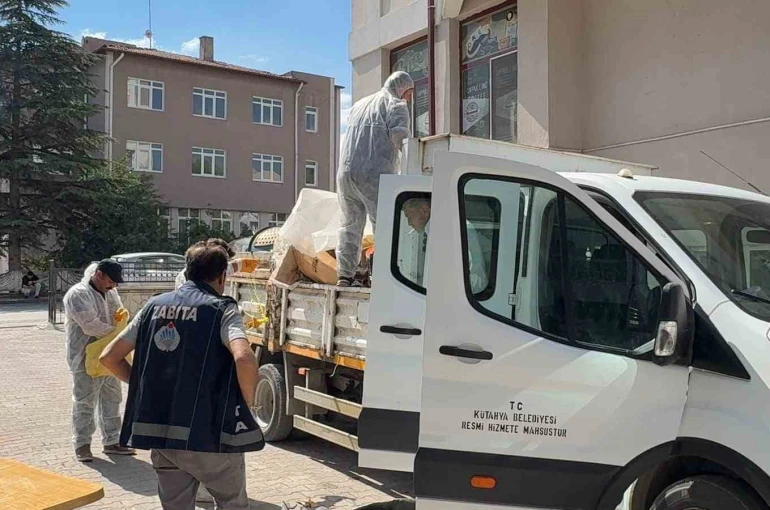 Kütahya’da emekli profesörün iki dairesinden tonlarca eşya ve çöp çıktı 