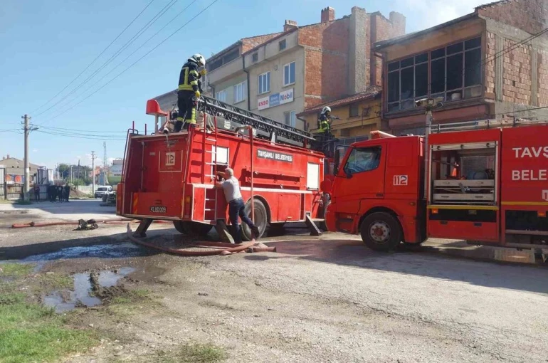 Kütahya’da iş yerindeki yangında 1 itfaiye eri yaralandı