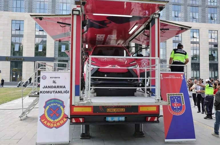 Kütahya’da Jandarma’nın 187. Yılına Özel Trafik Güvenliği etkinliği ilgi gördü