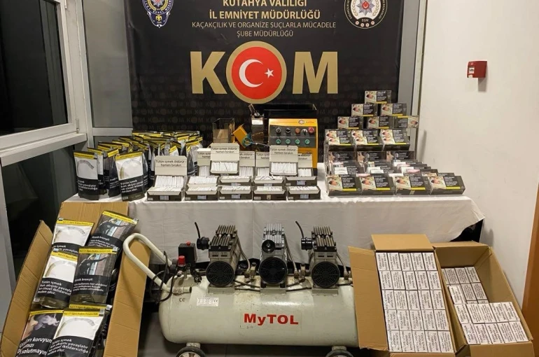 Kütahya’da kaçakçılığa darbe, binlerce makaron ve kaçak telefon ele geçirildi