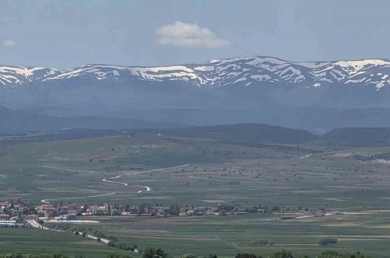 Kütahya’da kartpostallık manzara zirvede kar, ovada bahar 