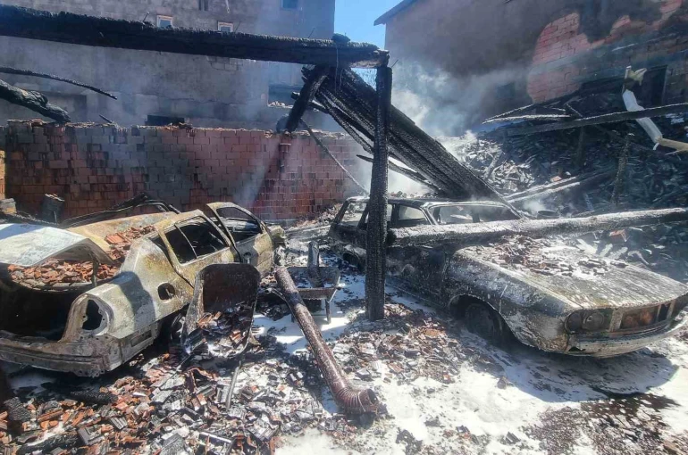 Kütahya’da korkutan yangın: 3 ev hasar gördü, 2 araç küle döndü