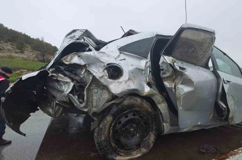 Kütahya’da otomobil uçuruma yuvarlandı: 1 ölü, 1 ağır yaralı