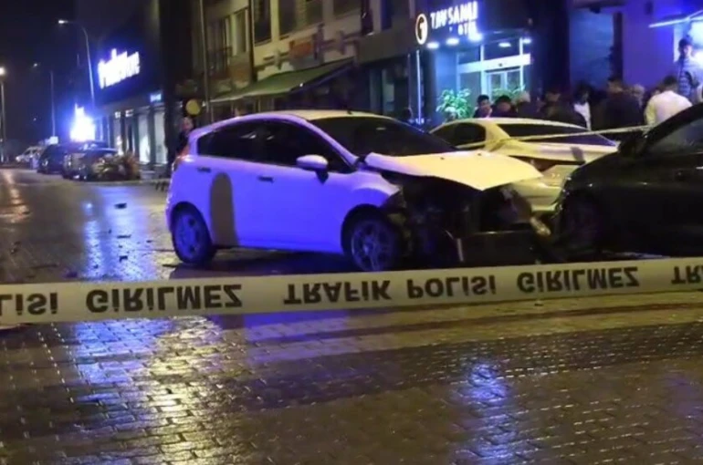 Kütahya’da otomobiller çarpıştı: 3 yaralı