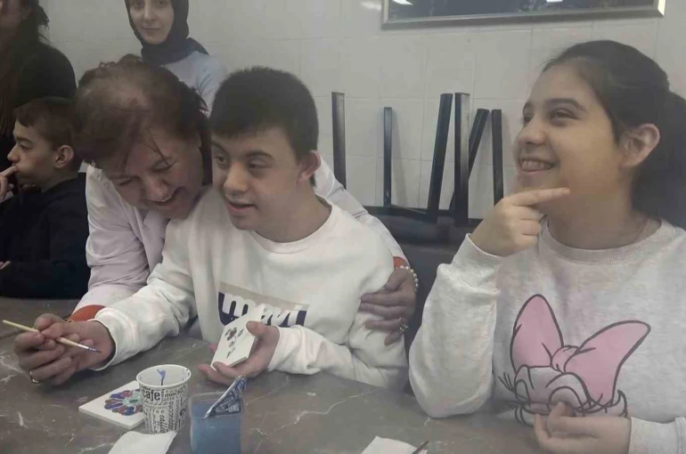 Kütahya’da özel öğrenciler çini sanatıyla buluştu