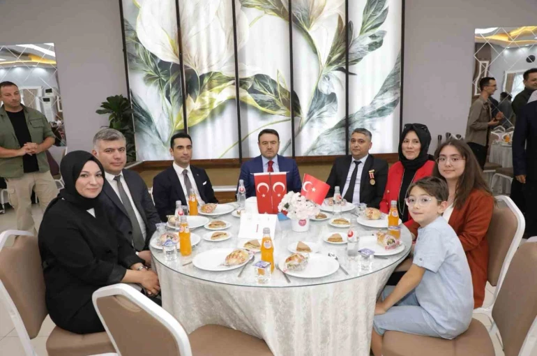 Kütahya’da şehit aileleri ve gazilerle aynı sofrada buluştu 