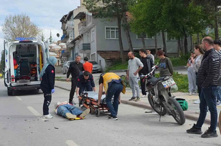 Kütahya’da yayaya yol vermek için duran otomobile motosiklet çarptı: 1 yaralı