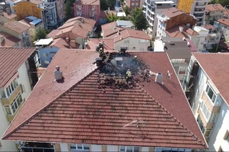 Kütahya’da yıldırım düşen çatıda yangın çıktı