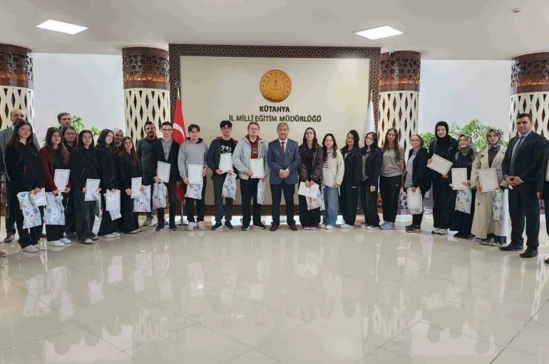 Kütahya’nın başarılı öğrenciler ödüllendirildi