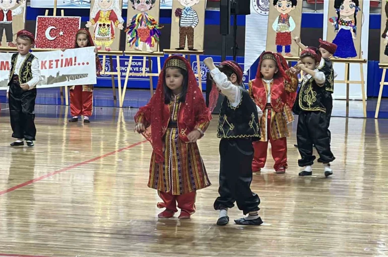 Kutlamaya katılan minik kız hem ağladı hem oynadı