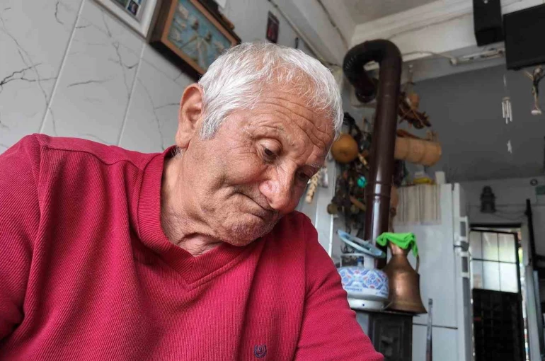 Kütükten sadece bir keser ile ürettikleri hobisi oldu