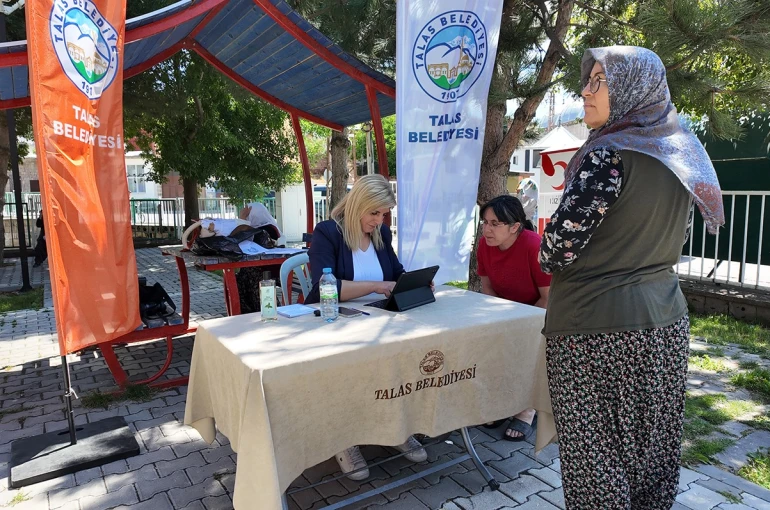 Kütüphane geziyor, çocuklar hem okuyor hem eğleniyor