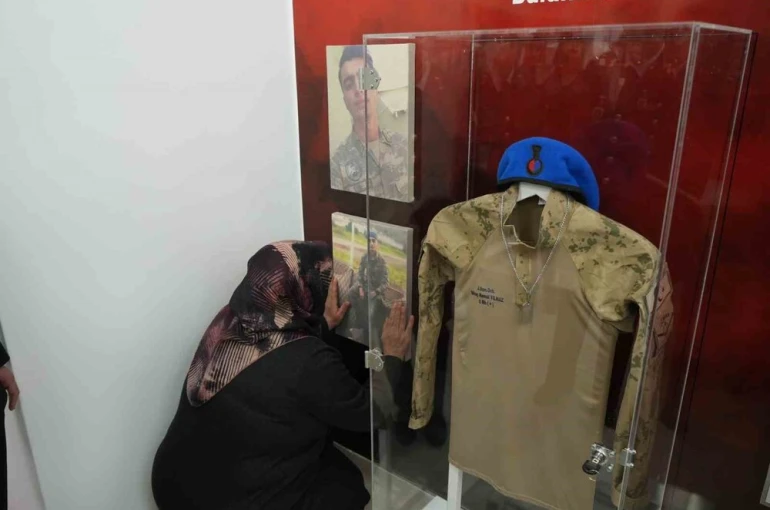 Kütüphaneye adı verilen askerin annesi, oğlunun fotoğrafını severek gözyaşı döktü
