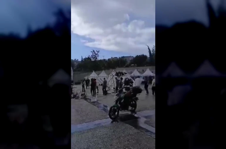 Kuvvetli rüzgar ’Kariyer Fuarı’ çadırlarını uçurdu