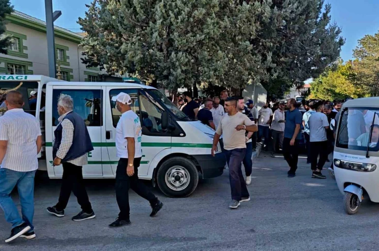 Kuyuda temizlik yaparken elektrik akımına kapılarak ölen genç toprağa verildi 