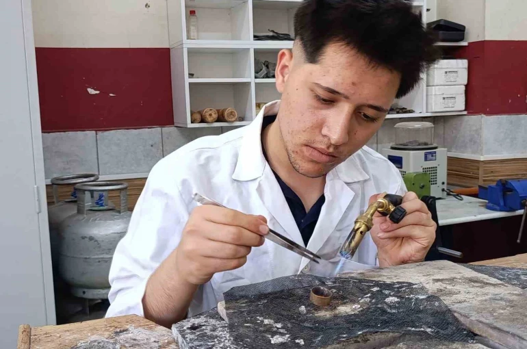 Kuyumcu çırağı yetiştiren lisenin öğrencileri sektörün gözdesi oldu