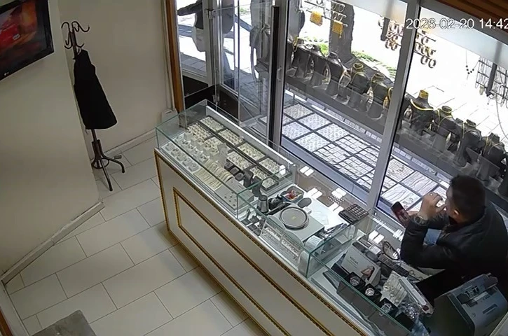 Kuyumcu soygunu güvenlik kamerasında