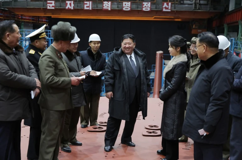 Kuzey Kore lideri Kim, inşası süren dev nükleer denizaltını denetledi