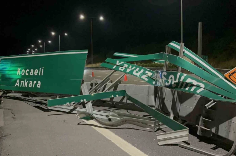 Kuzey Marmara Otoyolu’nda kamyonun açılan damperi tabelaya çarptı: Kapanan yol trafiğe açıldı