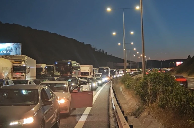 Kuzey Marmara Otoyolu’nda kamyonun çarptığı tabela devrildi: Trafik yoğunluğu oluştu