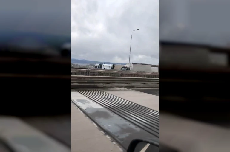 Kuzey Marmara Otoyolu’nda şiddetli fırtına: 2 tır devrildi