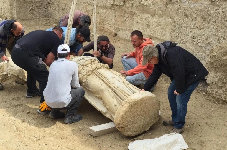 Laodikeia’da 2 metrelik Athena heykeli gün yüzüne çıkartıldı