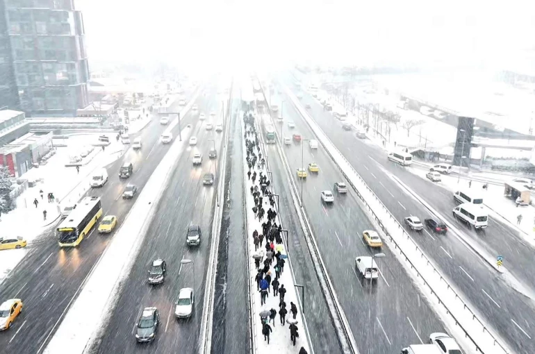 Lapa lapa kar yağan Bahçelievler havadan görüntülendi