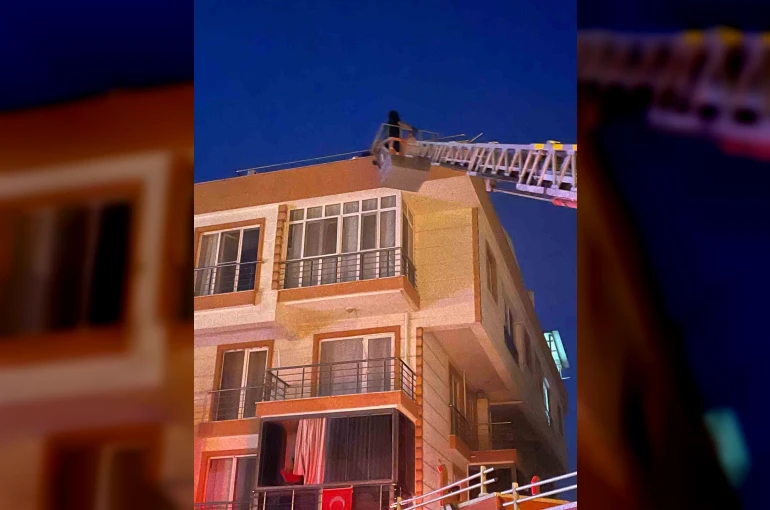 Lapseki’de 4 katlı apartmanda yangın: Çatıda mahsur kalan 4 kişi kurtarıldı